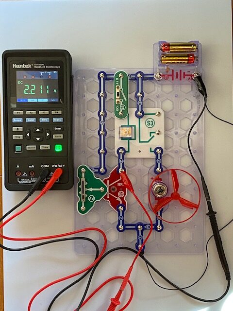 クーリングファンモータ非作動時のリレーコイル下流の電圧
